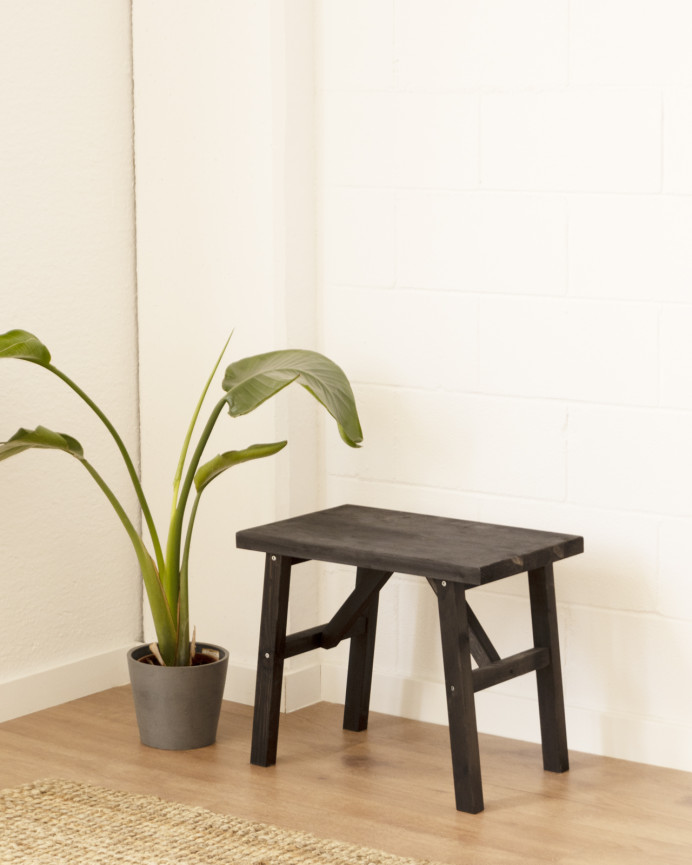 Solid wood stool in black tone, measuring 45x55cm.