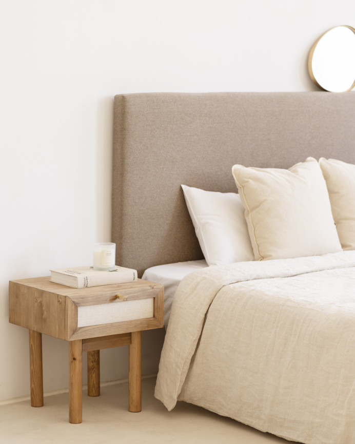 Pack of 2 solid wood nightstands with a dark oak tone and linen drawer, measuring 45x40cm.