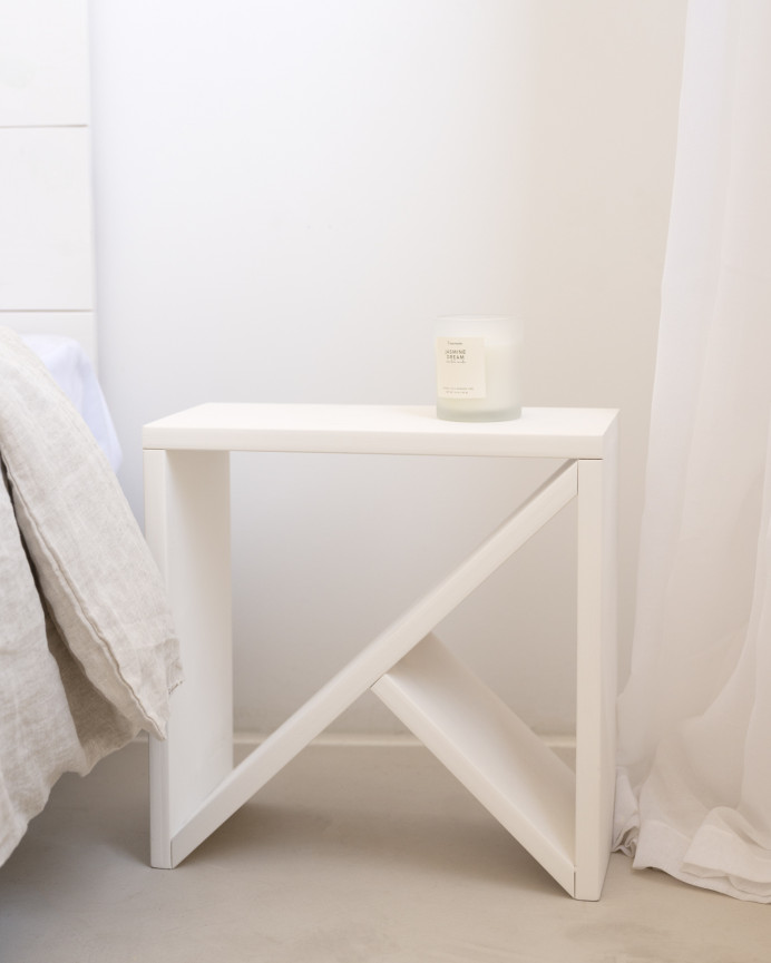 Pack 2 solid wood small tables in white tone of various sizes.