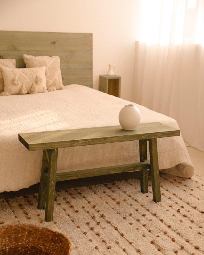 Solid wood stool in green tone, measuring 100x50cm