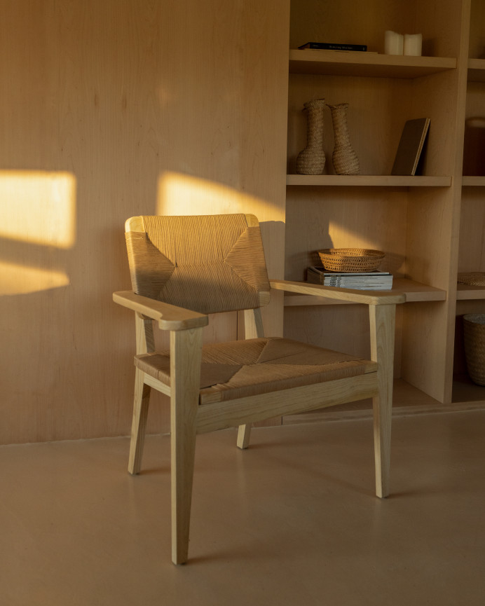 Armchair with elm wood frame and seat made of natural fiber, measuring 84x83cm.
