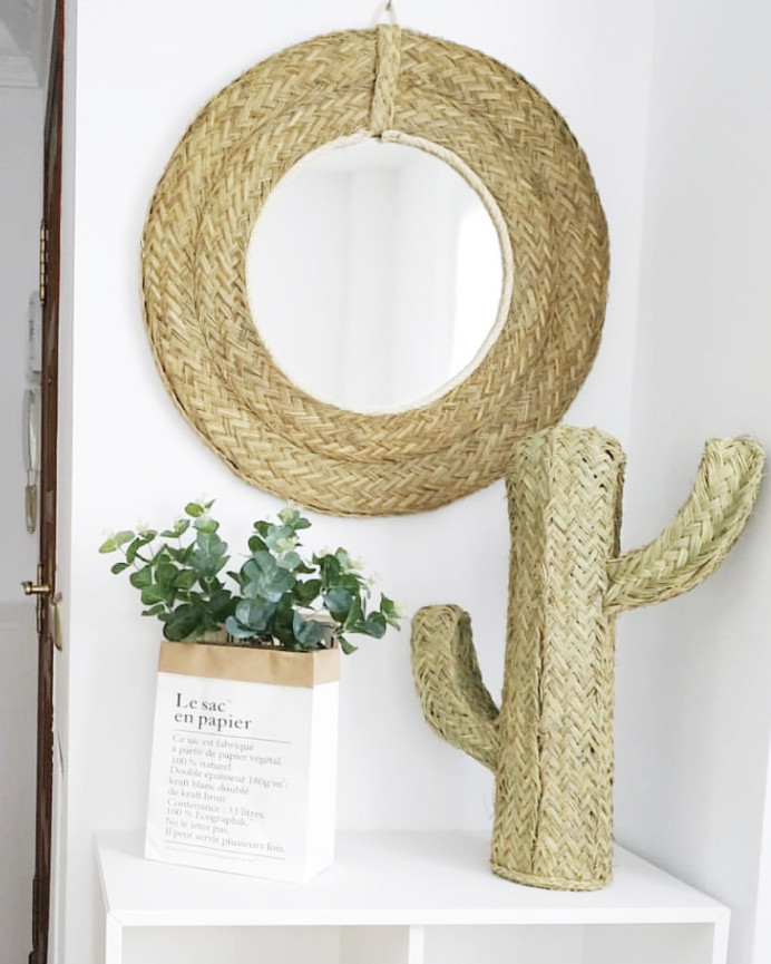 Round mirror made of various sizes of esparto grass