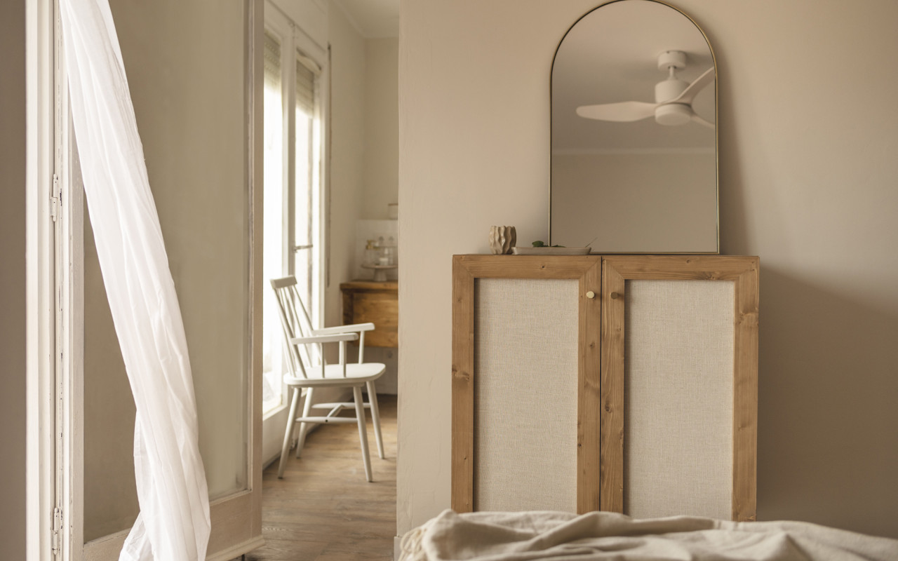 Solid wood sideboard with linen fabric, 2 doors in dark oak tone, 100x80cm.