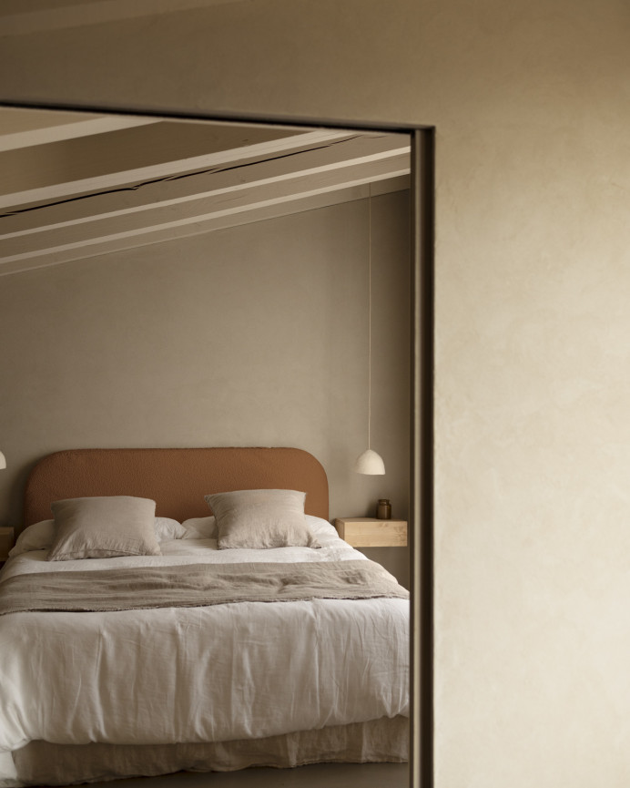 Upholstered headboard, removable cover in copper bouclé, available in various sizes.