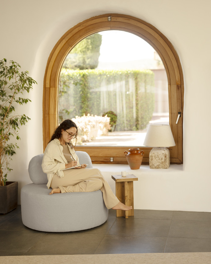 Round light gray bouclé armchair measuring 91x71cm