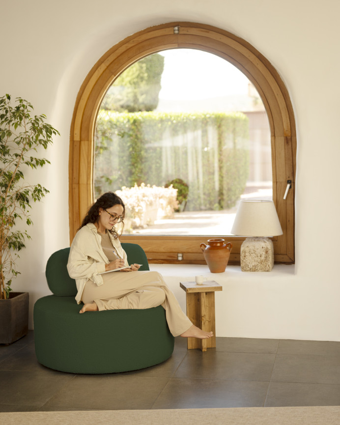 Round green bouclé armchair of 91x71cm.