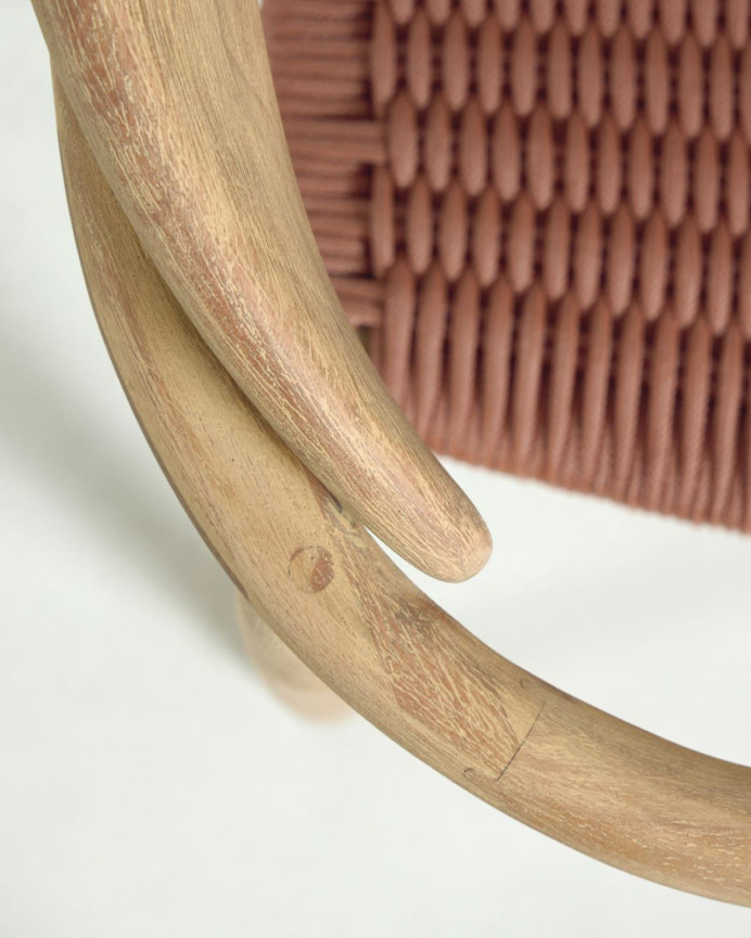 Sillas con estructura de madera de eucalipto y asiento de cuerda color rojo de 77x50cm