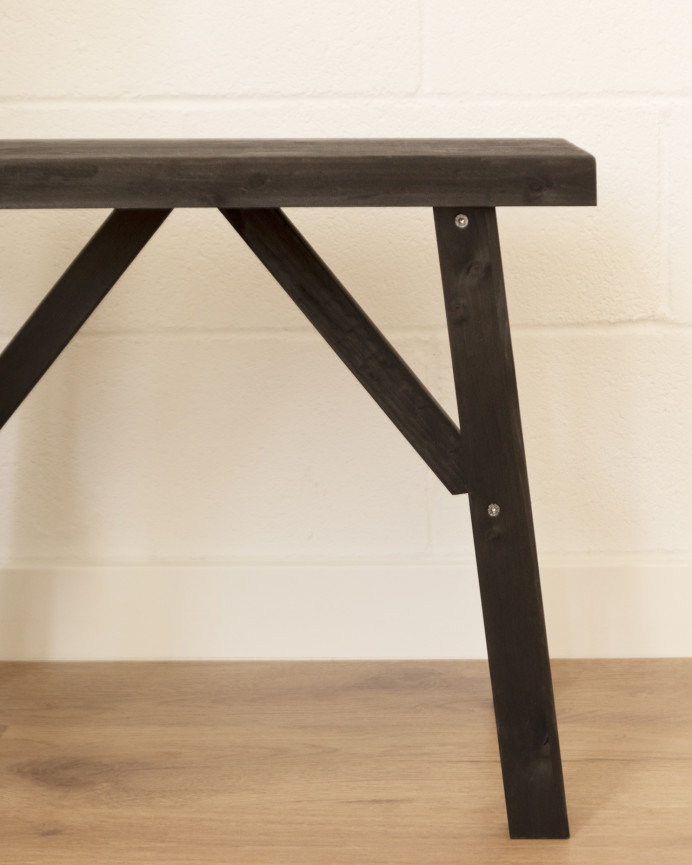 Solid wood stool in black tone, measuring 45x55cm.