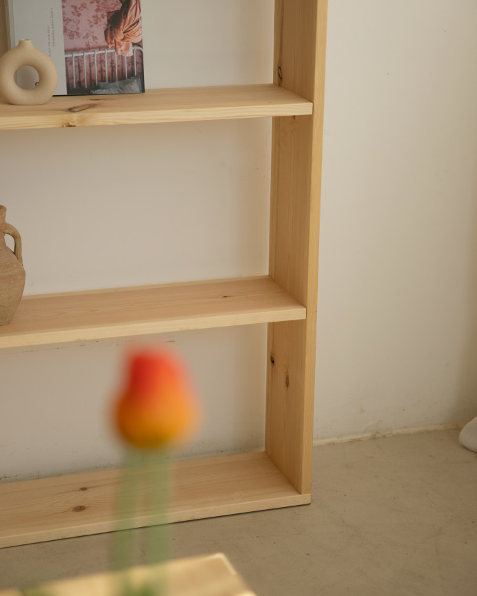 Solid wood bookshelf in a natural tone with 4 shelves