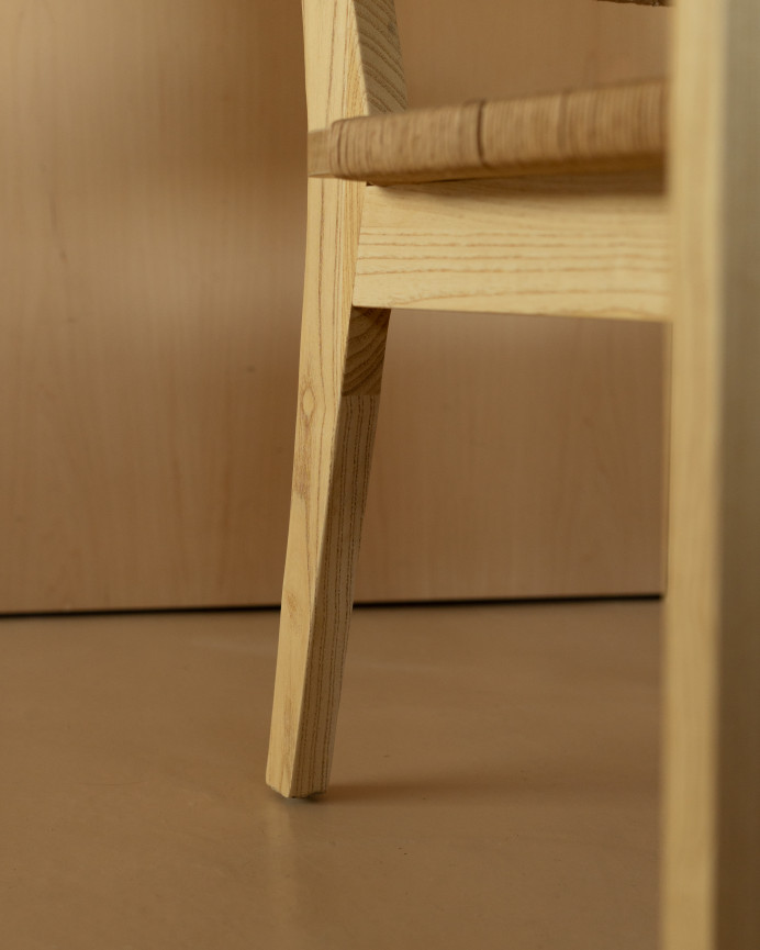 Armchair with elm wood frame and seat made of natural fiber, measuring 84x83cm.