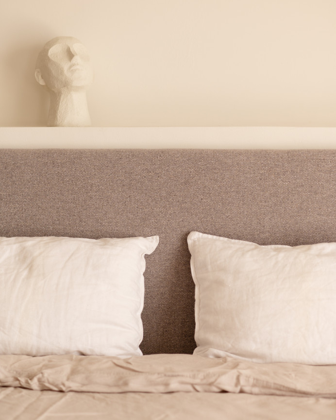 Upholstered headboard in smooth polyester in lavender color of various sizes.