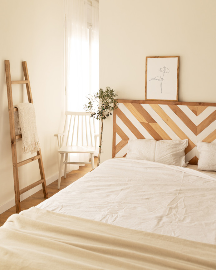 Solid wood headboard in natural dark oak and white tone measuring 165x85cm.
