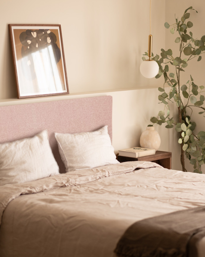Upholstered headboard in plain polyester in pale pink color in various sizes.