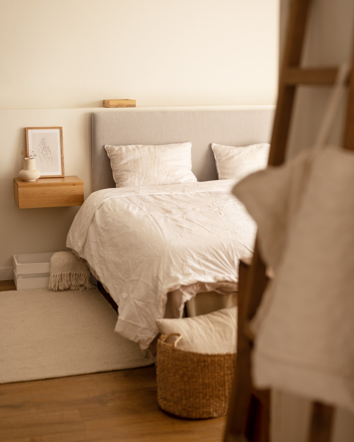 Upholstered headboard in smooth polyester in bone color of various sizes.