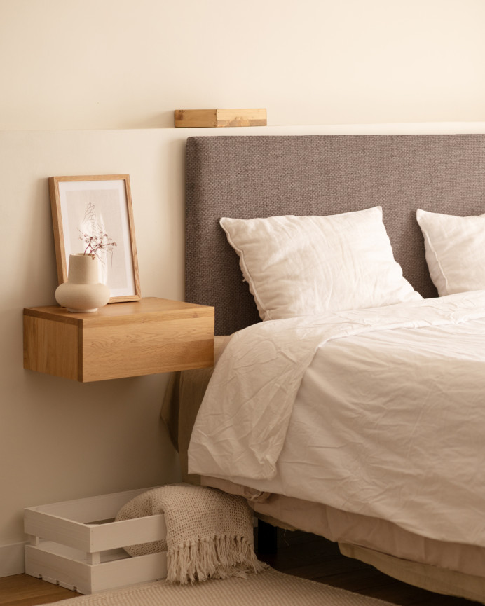 Upholstered headboard in smooth polyester in brown color in various sizes.