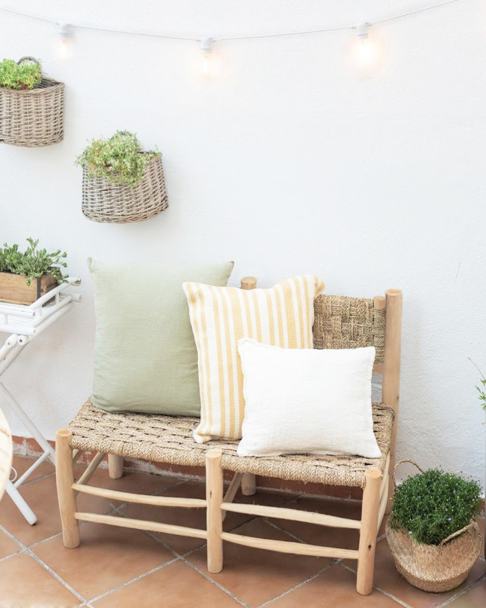 Braided palm bench with solid wood structure measuring 110x85cm.