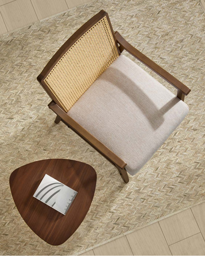 Auxiliary or center table made of oak veneer measuring 48x49cm.