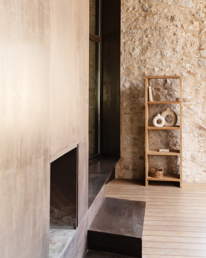 Solid wood shelf in medium oak tone, measuring 180x60cm.