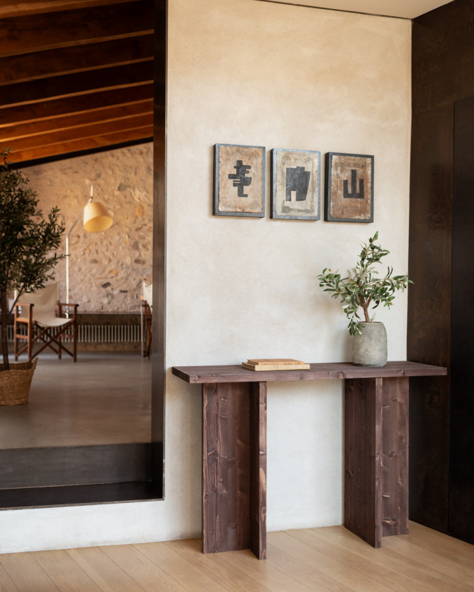 Solid walnut wood console table measuring 120x80cm.