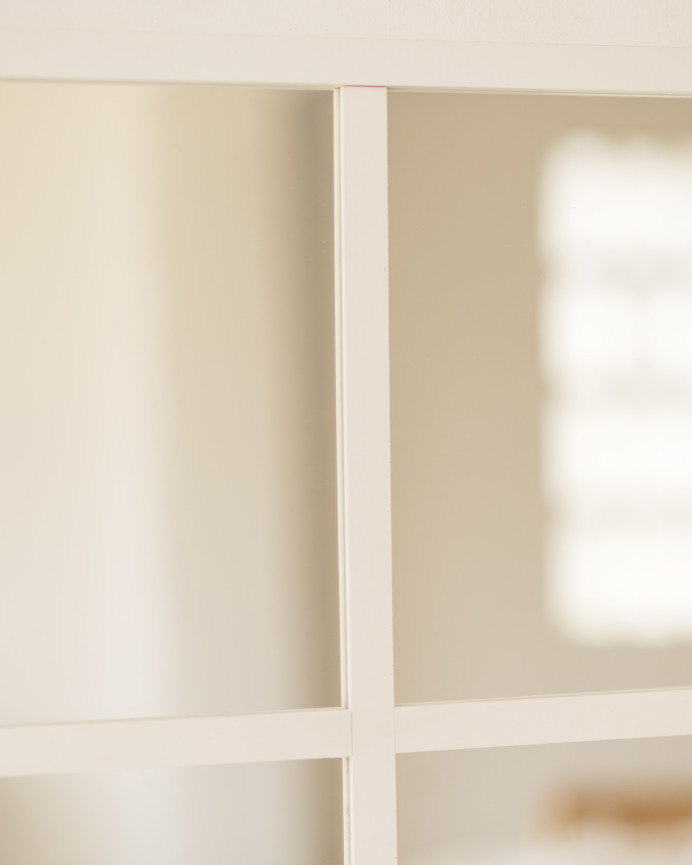 White wooden mirror of 90x90cm