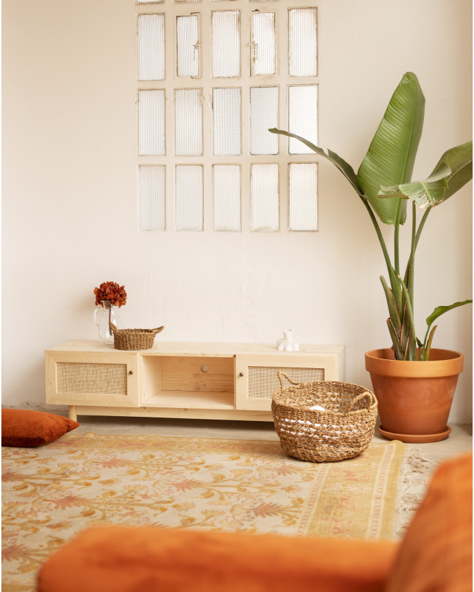 Solid wood and rattan TV cabinet with 2 doors in a natural tone measuring 150x40cm.
