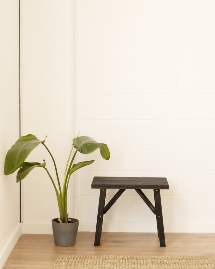 Solid wood stool in black tone, measuring 45x55cm.