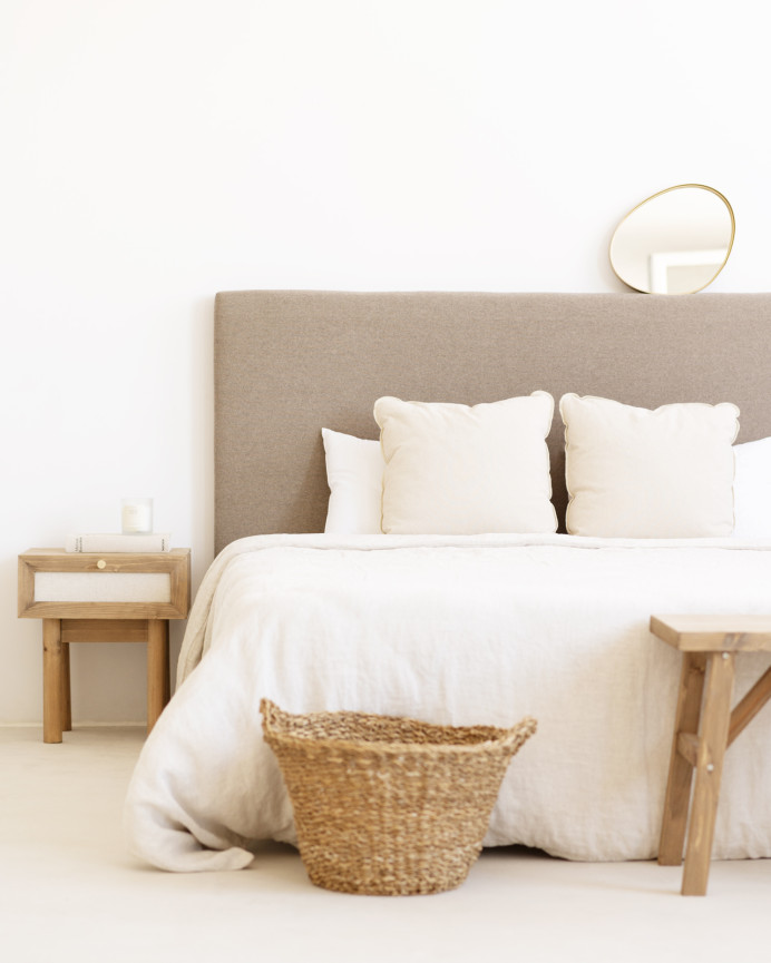 Pack of 2 solid wood nightstands with a dark oak tone and linen drawer, measuring 45x40cm.