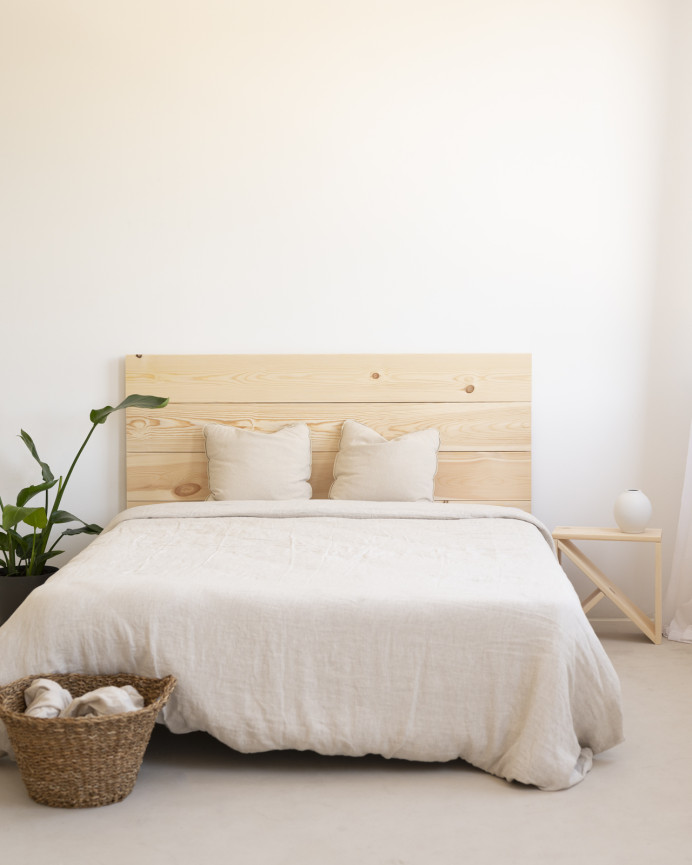 Pack 2 solid wood side tables in a natural tone in various sizes