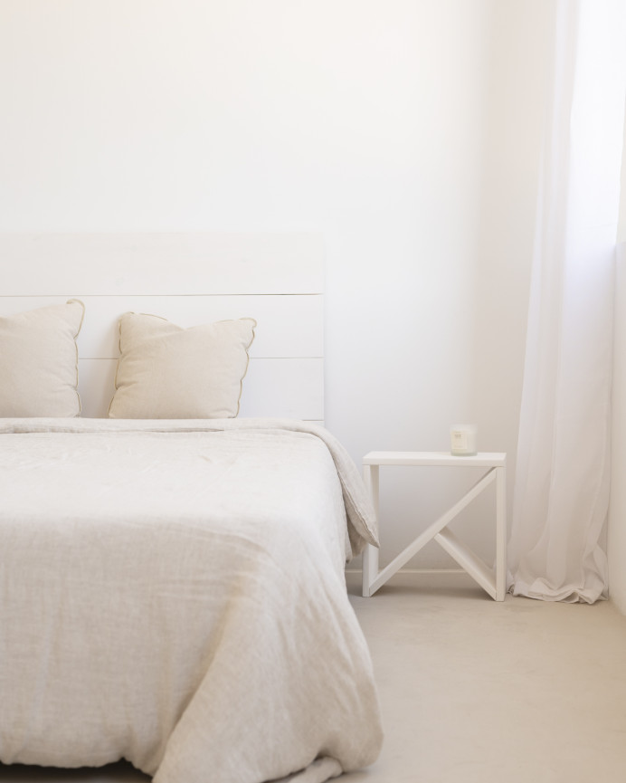 Pack 2 solid wood small tables in white tone of various sizes.