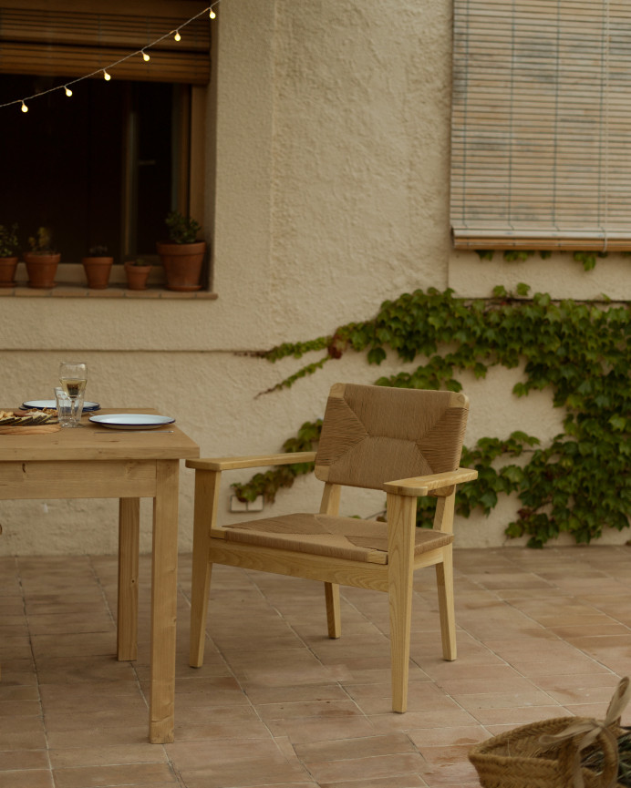 Armchair with elm wood frame and seat made of natural fiber, measuring 84x83cm.