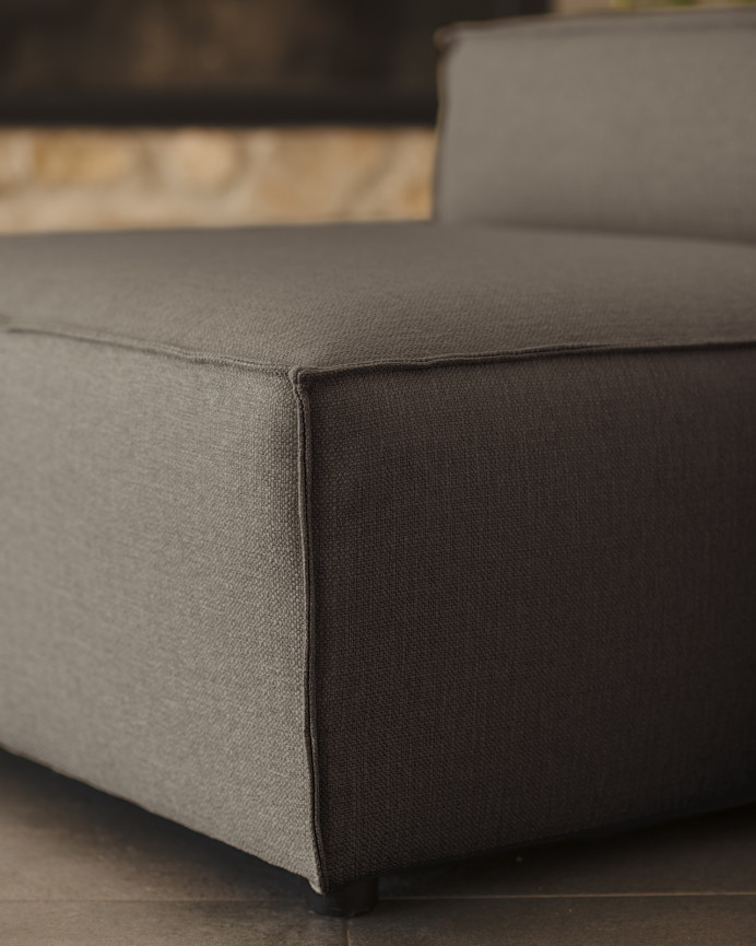 Dark gray armchair measuring 110x90cm.