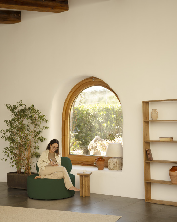 Round green bouclé armchair of 91x71cm.
