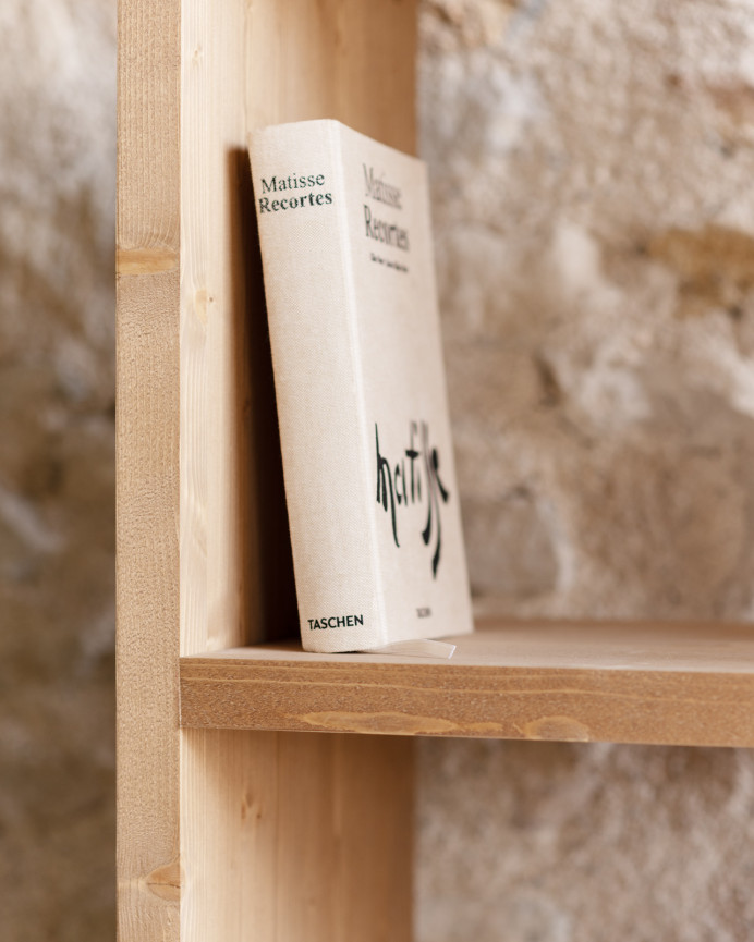 Solid wood shelf in medium oak tone, measuring 180x60cm.