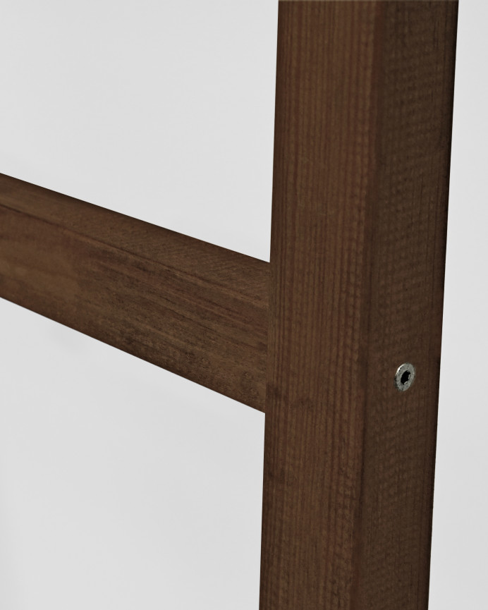 Solid walnut wood staircase of 150x41cm.