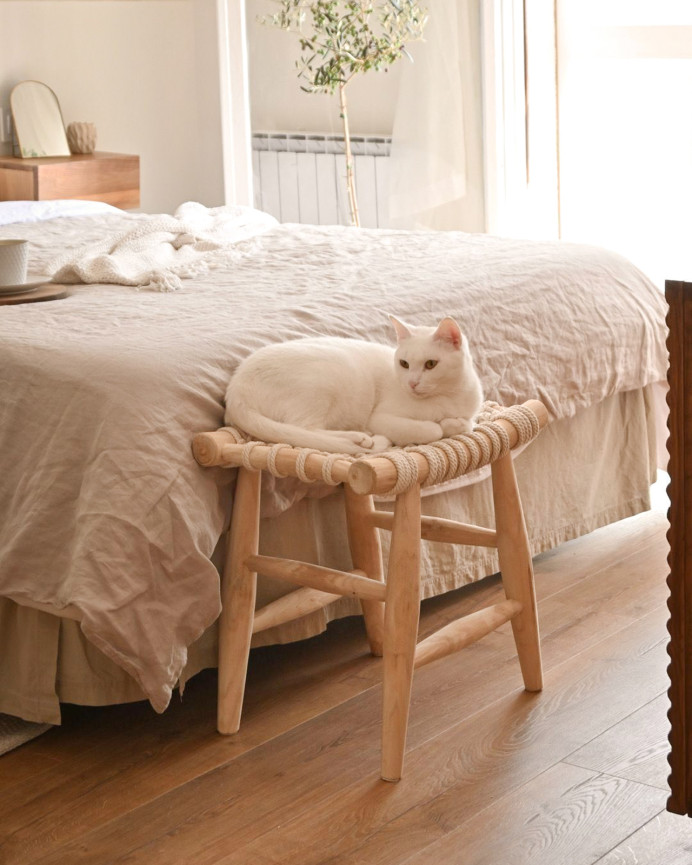 Small table/stool made with teak wood structure and armchair made with natural rope upholstery measuring 45x45cm.