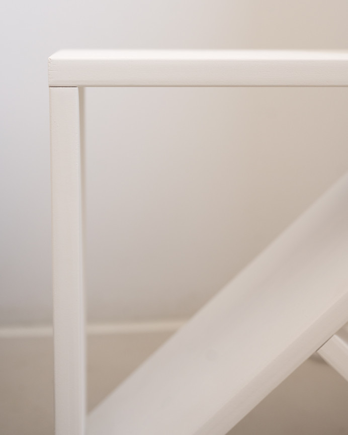 Pack 2 solid wood small tables in white tone of various sizes.