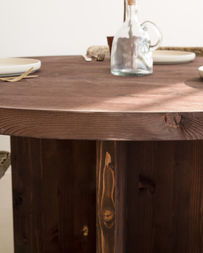 Solid walnut round dining table with a diameter of 110 cm.