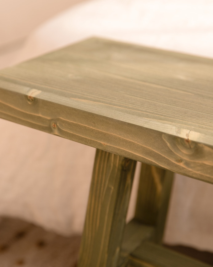 Solid wood stool in green tone, measuring 100x50cm