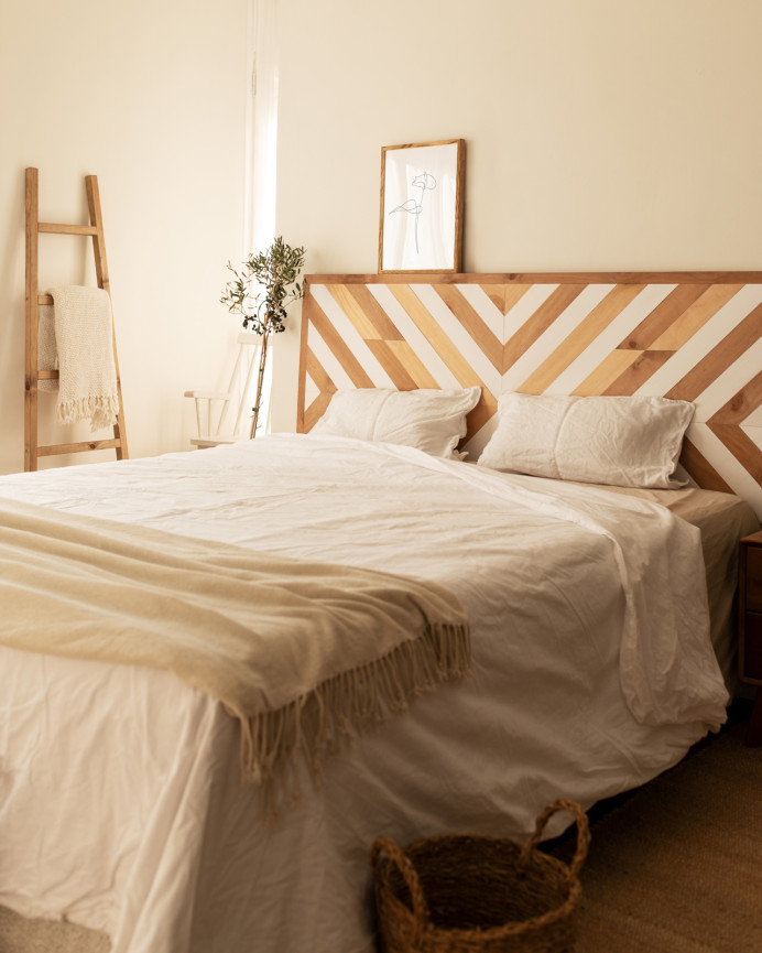 Solid wood headboard in natural dark oak and white tone measuring 165x85cm.
