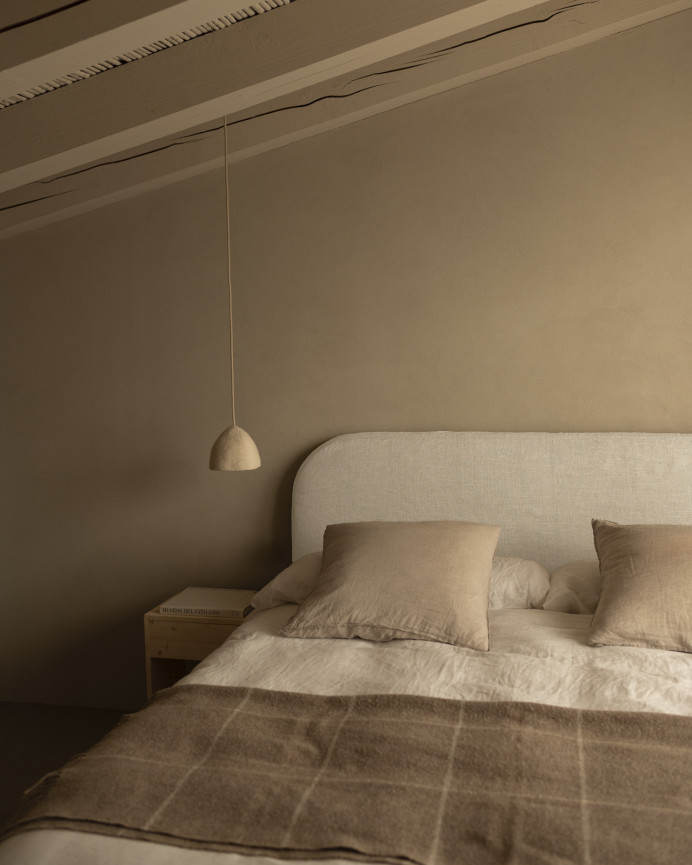 Upholstered headboard in white linen, removable cover, available in various sizes.