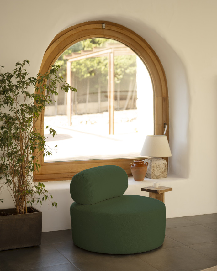 Round green bouclé armchair of 91x71cm.