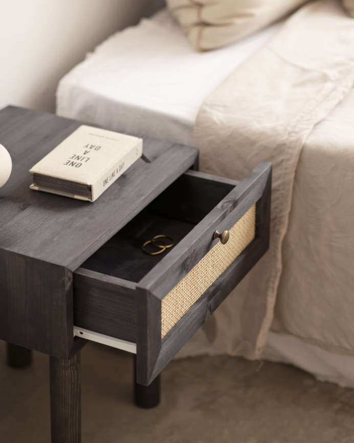 Solid wood and raffia bedside table with one black drawer, measuring 40x45cm.
