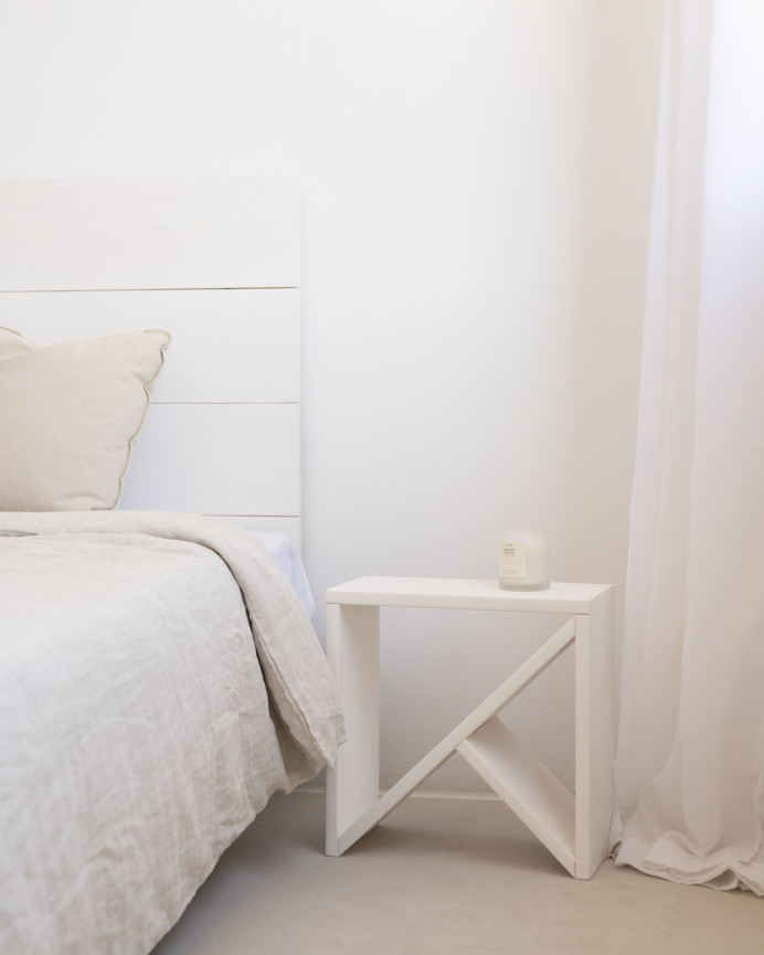 Pack 2 solid wood small tables in white tone of various sizes.
