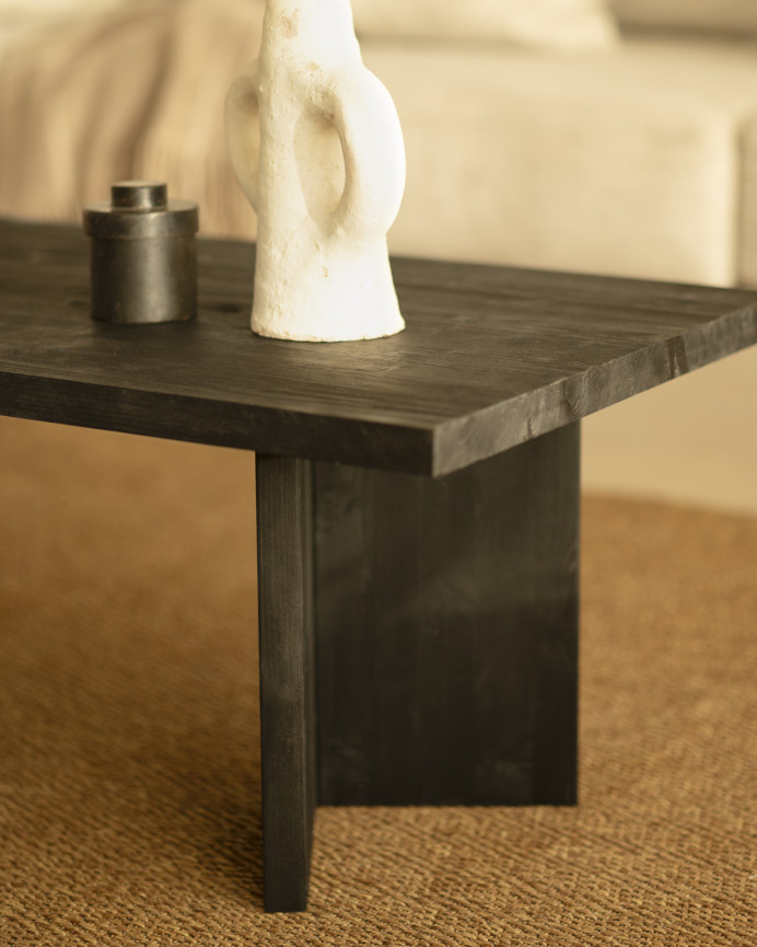 Solid wood coffee table in black tone, measuring 120x55 cm.
