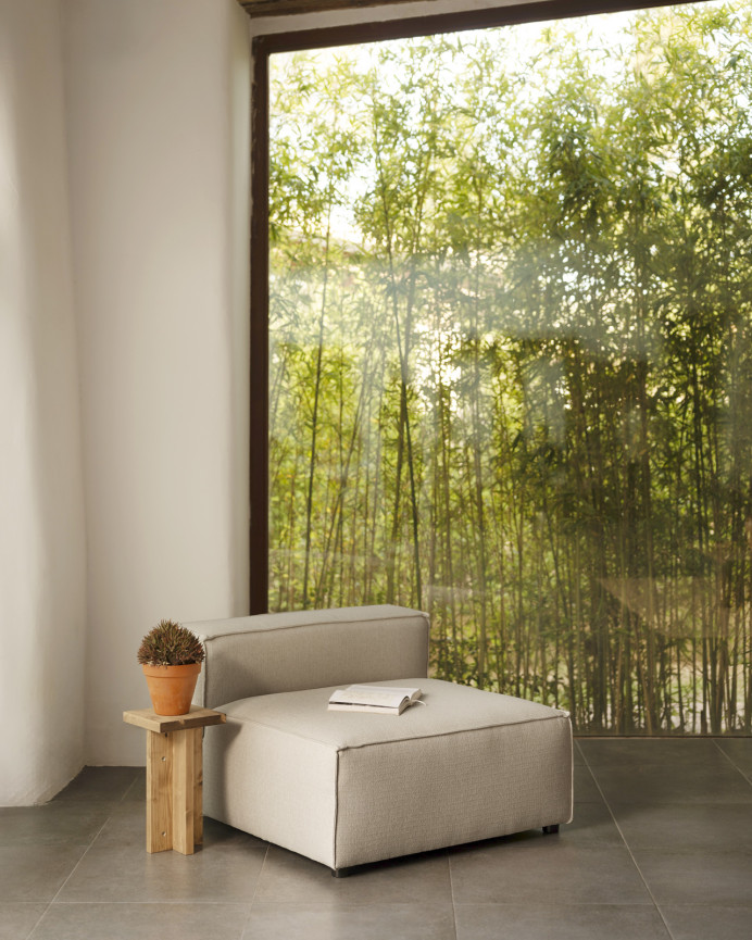 Light gray armchair measuring 110x90cm