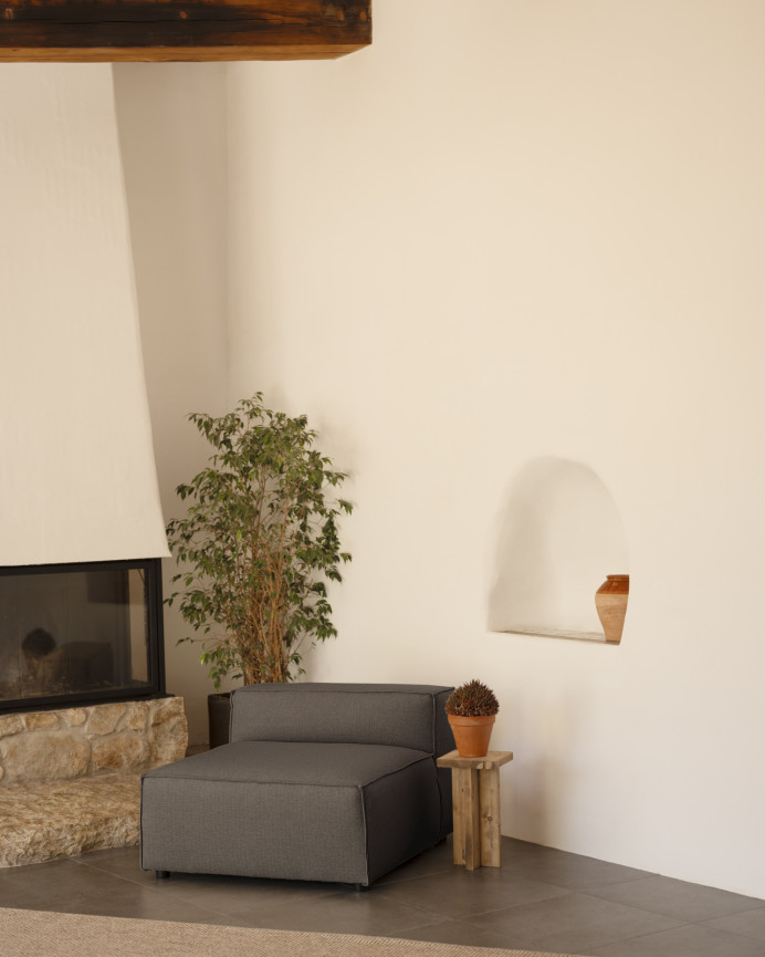 Dark gray armchair measuring 110x90cm.