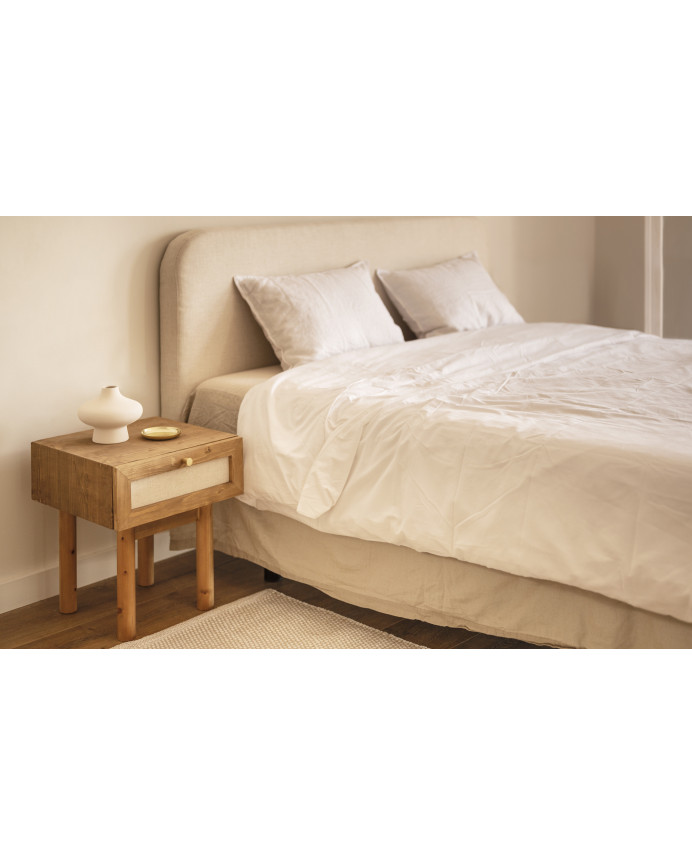 Pack of 2 solid wood nightstands with a dark oak tone and linen drawer, measuring 45x40cm.