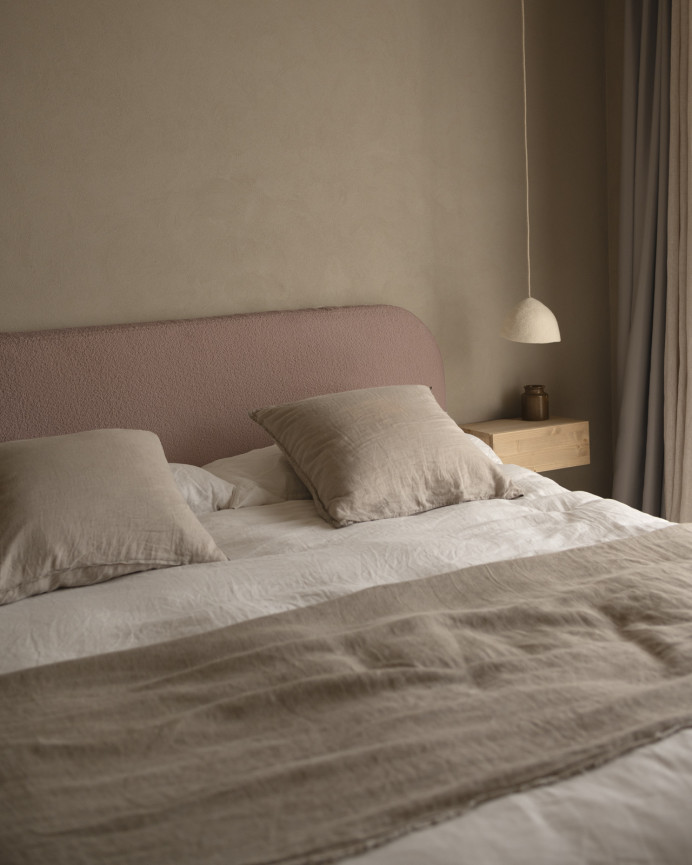 Upholstered headboard in removable pink bouclé fabric, available in various sizes.