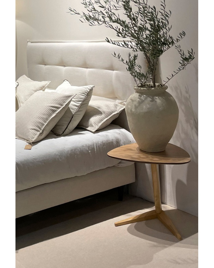 Side or center table made of oak veneer measuring 48x49cm.