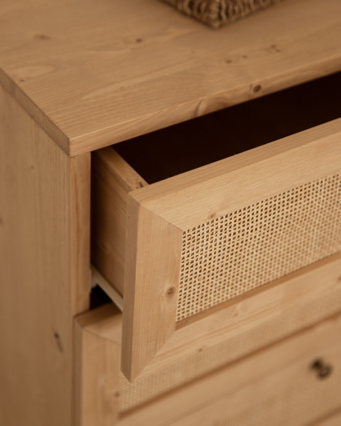 Solid wood and raffia chest of drawers with 6 drawers in a medium oak tone, 120x76cm.